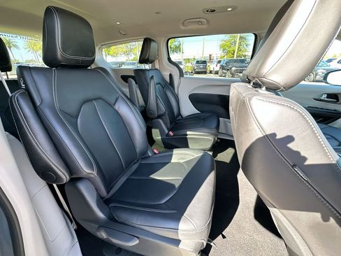 Used 2024 Chrysler Pacifica Limited image 28