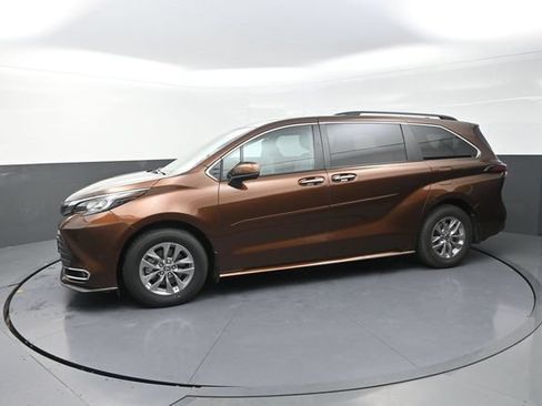 Certified 2022 Toyota Sienna XLE w/ XLE Plus Package AWD/4WD image 48
