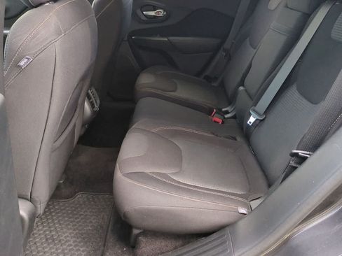 Used 2016 Jeep Cherokee Latitude w/ Cold Weather Group AWD/4WD image 18