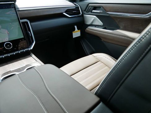 New 2026 GMC Acadia Denali Ultimate AWD/4WD image 13