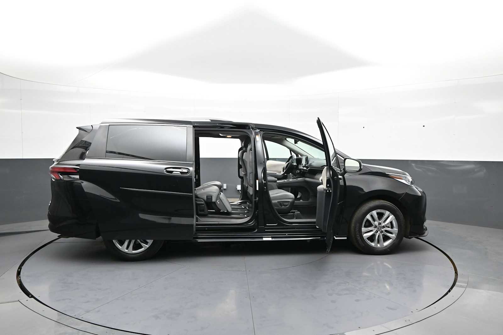 Used 2024 Toyota Sienna Limited AWD/4WD image 44
