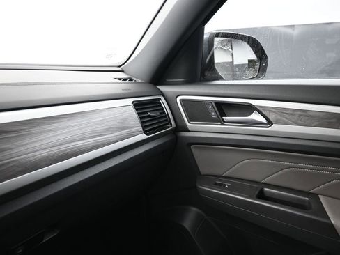 Used 2022 Volkswagen Atlas Cross Sport SE image 17