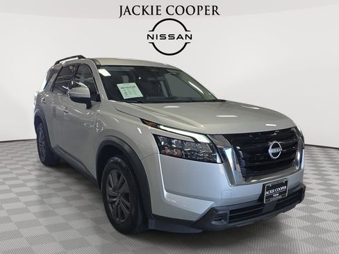 Used 2025 Nissan Pathfinder SV image 3
