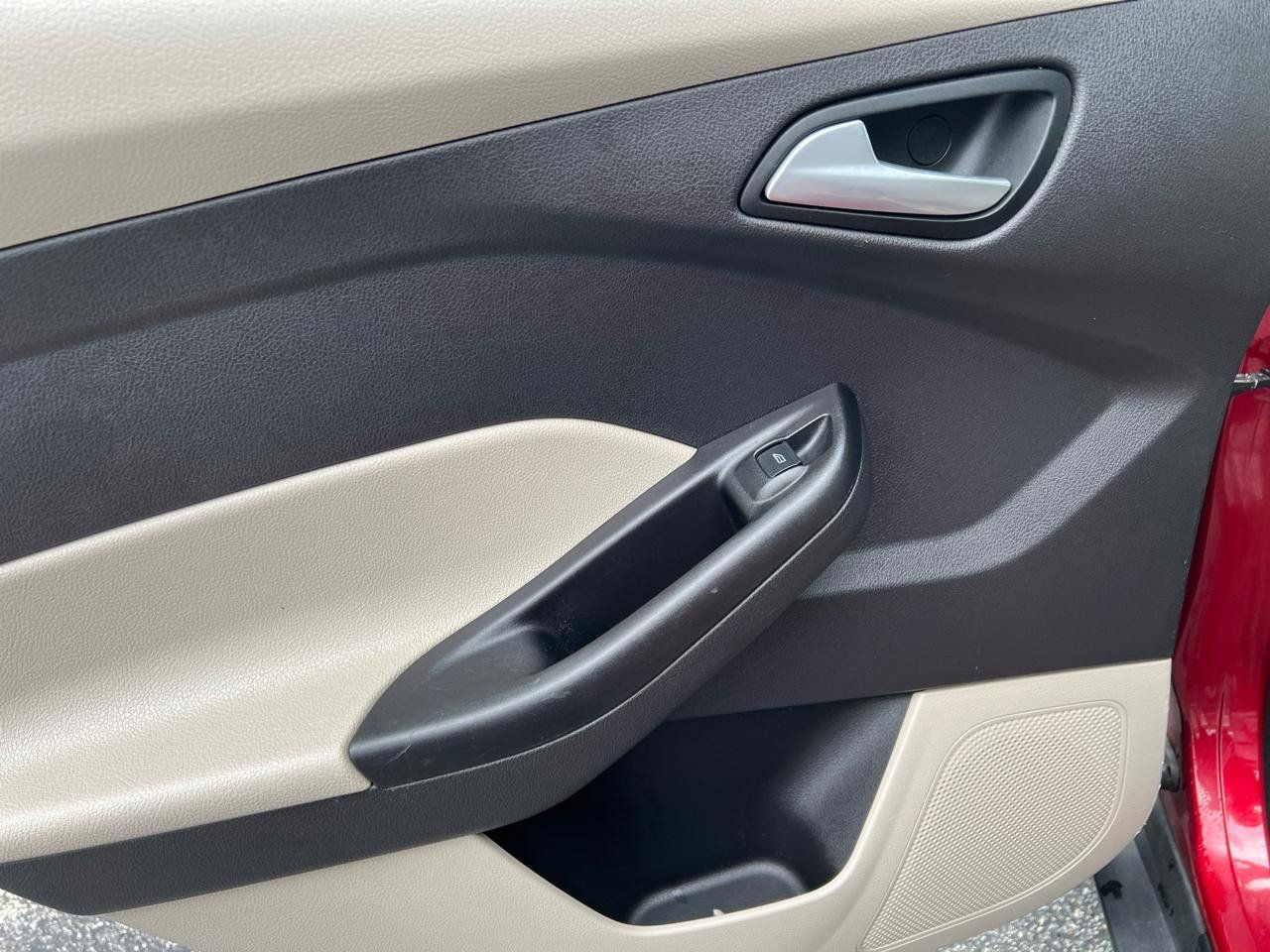Used 2014 Ford Focus SE FWD image 27