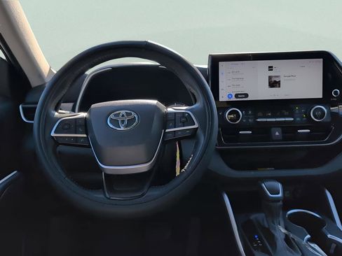 Used 2023 Toyota Highlander L image 13