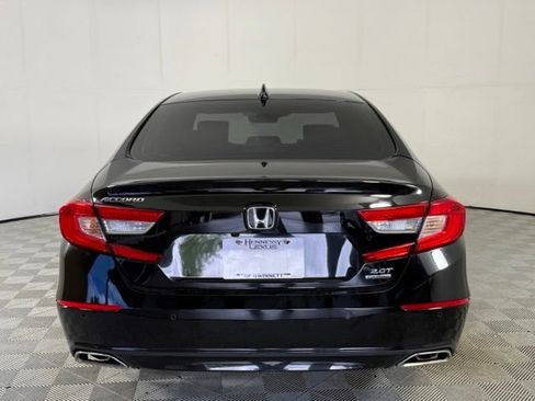 Used 2018 Honda Accord Touring image 3