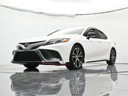 Used 2018 Toyota Camry SE w/ Moonroof Package image 40