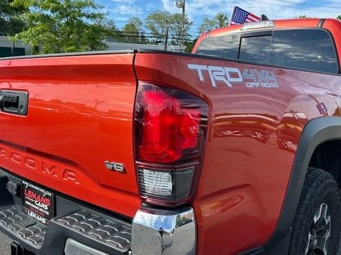 Used 2018 Toyota Tacoma TRD Off-Road AWD/4WD image 10