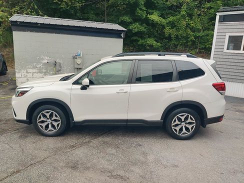 Used 2019 Subaru Forester Premium AWD/4WD image 3