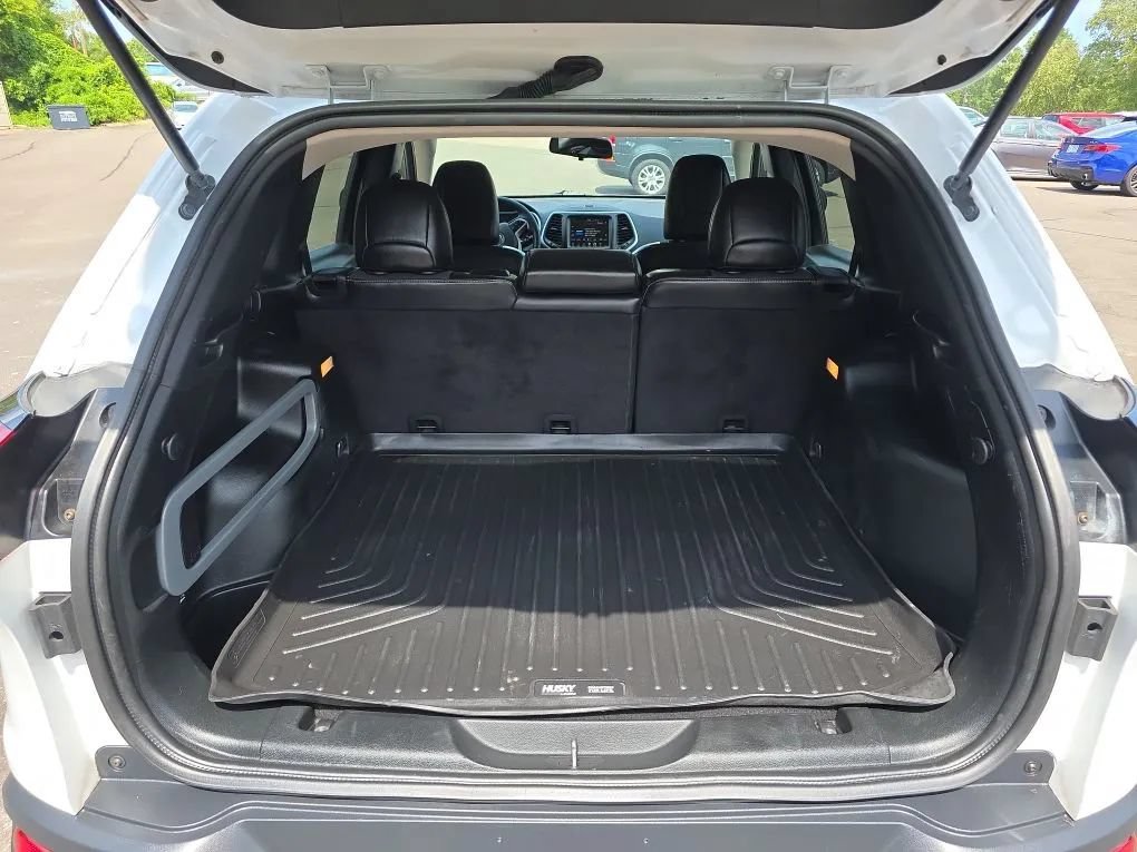 Used 2018 Jeep Cherokee Latitude Plus w/ Cold Weather Group AWD/4WD image 47