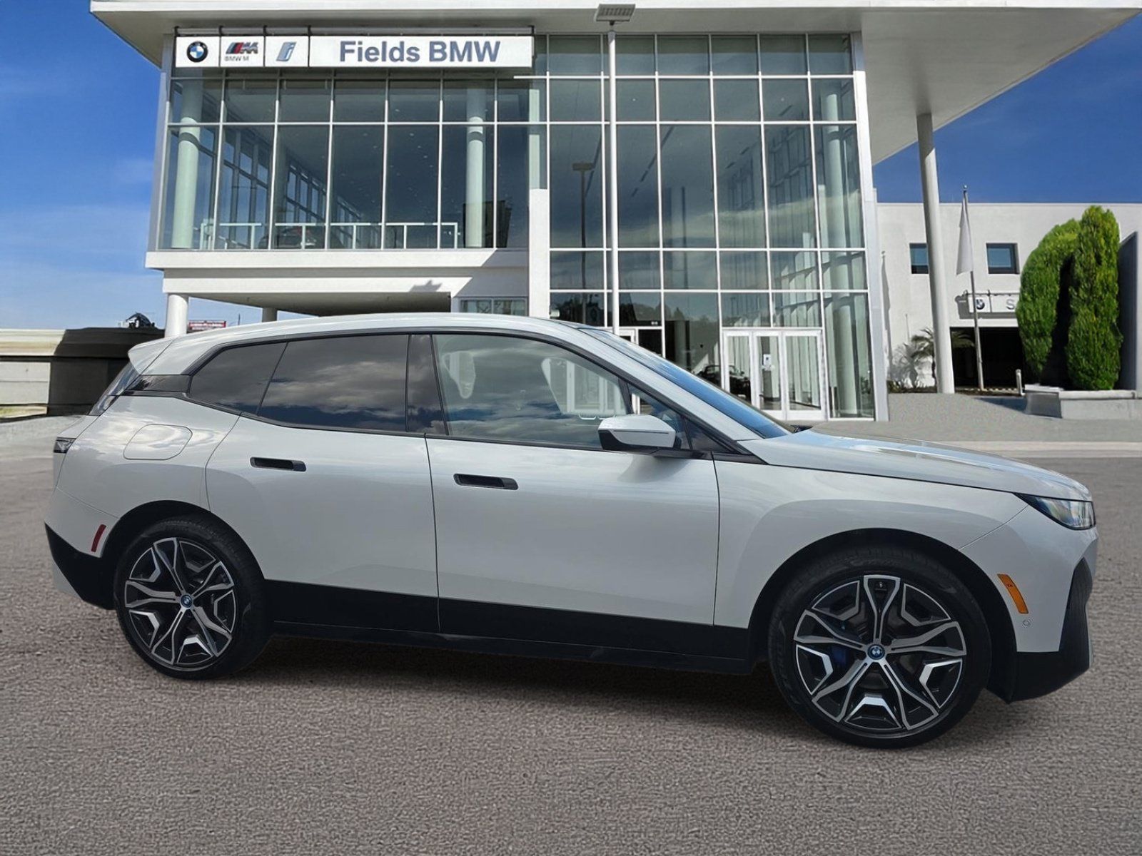 Used 2023 BMW iX xDrive50 w/ Sport Package AWD/4WD image 1