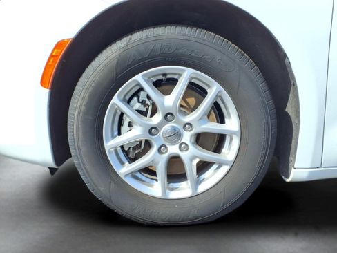 Used 2023 Chrysler Pacifica Touring-L FWD image 4