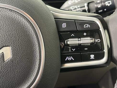 Used 2025 Kia Carnival EX image 17