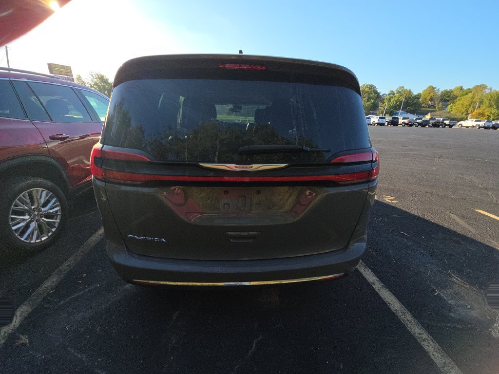 Used 2023 Chrysler Pacifica Touring-L FWD image 5