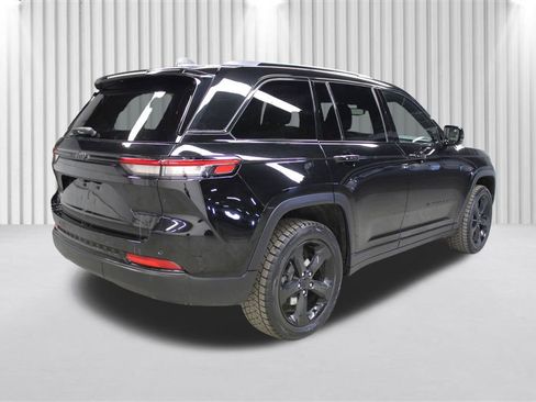 Used 2023 Jeep Grand Cherokee Altitude image 3