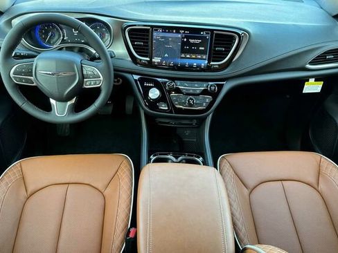New 2026 Chrysler Pacifica Pinnacle image 10