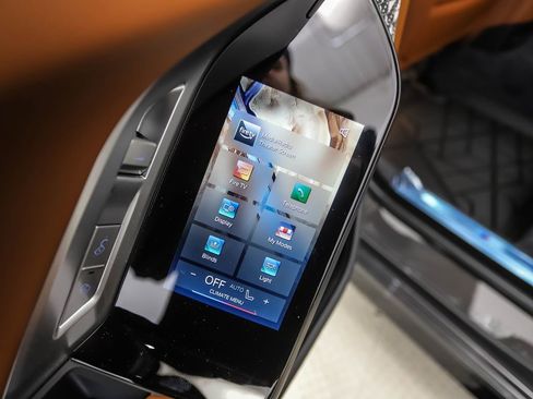 Used 2026 BMW 750e xDrive image 22