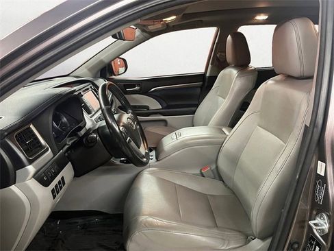 Used 2017 Toyota Highlander image 10