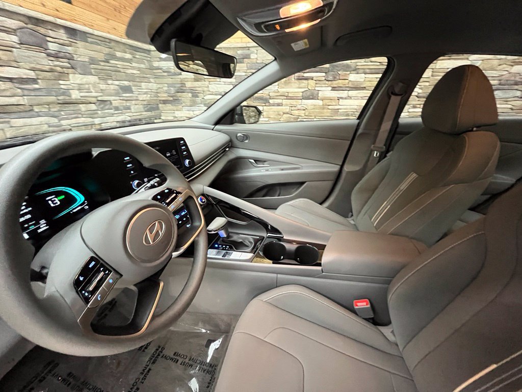 Used 2025 Hyundai Elantra Hybrid FWD image 17