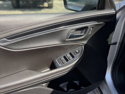 Used 2016 Chevrolet Impala LT w/ Convenience Package image 12