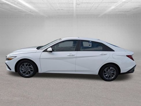 Used 2024 Hyundai Elantra SEL FWD image 8