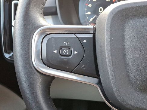 Used 2021 Volvo XC40 T5 Momentum w/ Premium Package image 17