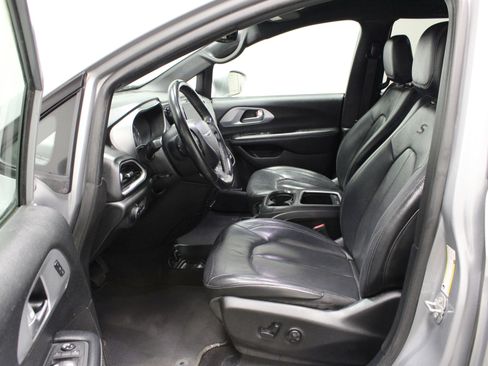 Used 2020 Chrysler Pacifica Touring-L Plus FWD image 18