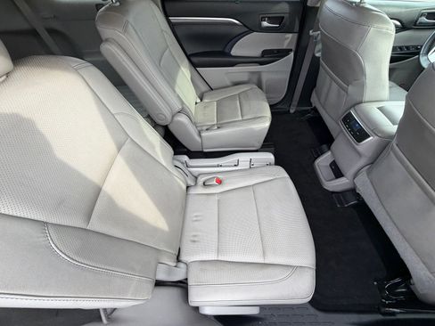 Used 2019 Toyota Highlander Limited image 12