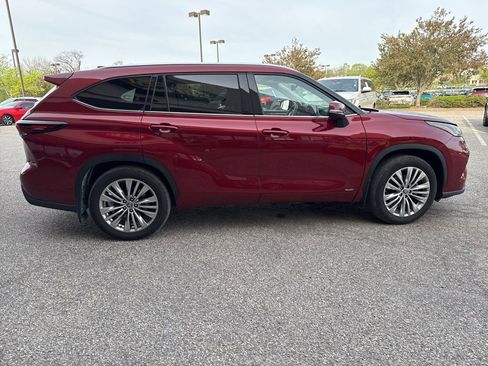 Used 2025 Toyota Highlander Platinum image 15