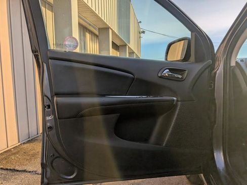 Used 2019 Dodge Journey SE image 5