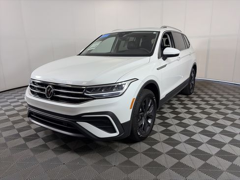 Used 2023 Volkswagen Tiguan SE w/ Panoramic Sunroof Package image 3