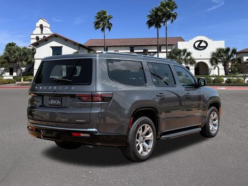 Used 2022 Jeep Wagoneer Series II AWD/4WD image 2