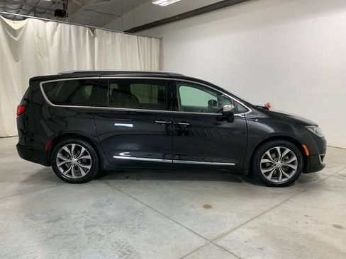 Used 2020 Chrysler Pacifica Limited w/ Tire & Wheel Group FWD image 11
