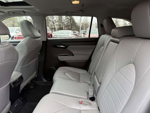 Used 2023 Toyota Highlander XLE image 18