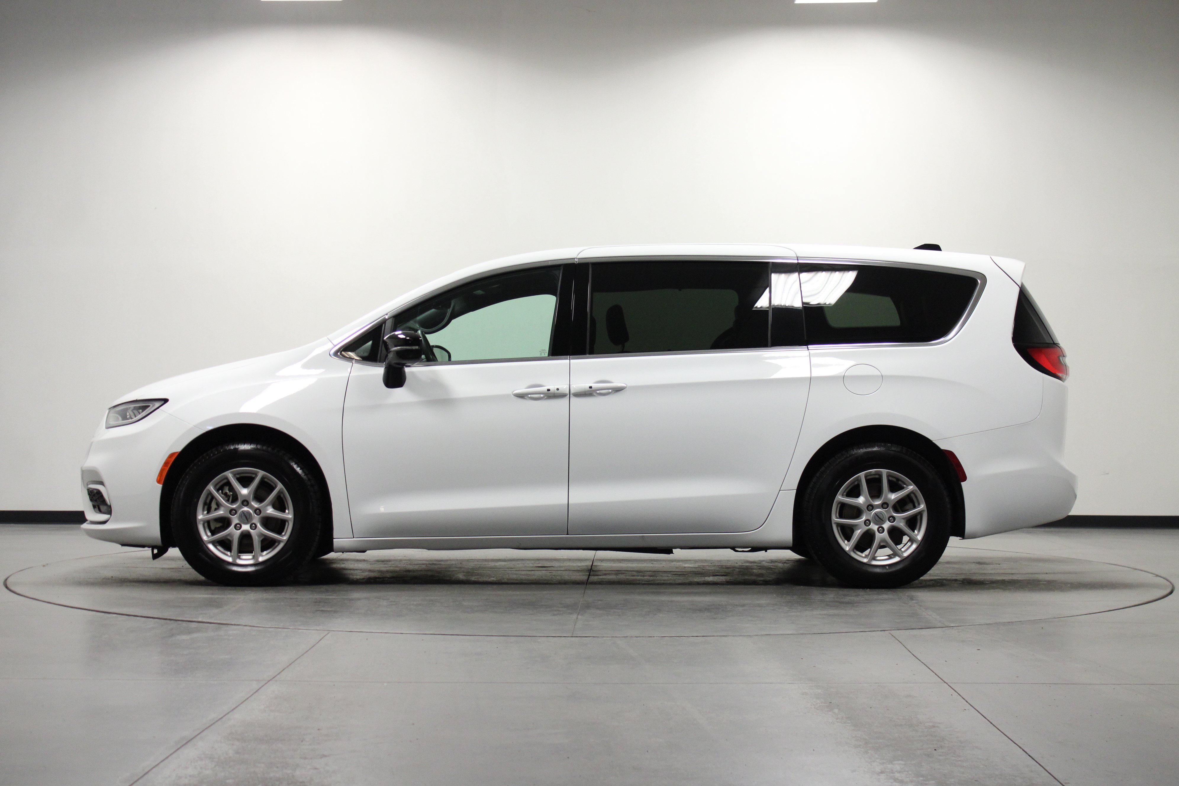 Used 2025 Chrysler Pacifica Select FWD image 7
