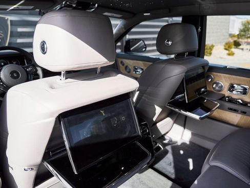 Used 2025 Rolls-Royce Phantom Sedan RWD image 45