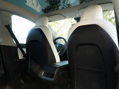 Used 2021 Tesla Model Y Long Range image 34