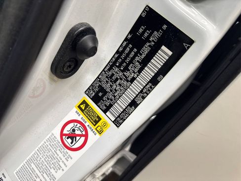 Used 2017 Toyota Highlander AWD V6 image 17