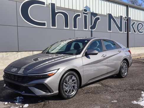 Used 2024 Hyundai Elantra SEL image 1