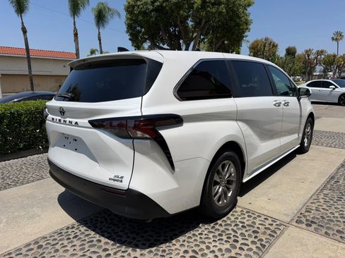 Used 2023 Toyota Sienna XLE FWD image 5
