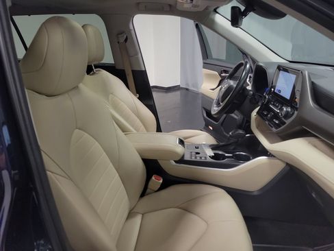 Used 2023 Toyota Highlander XLE FWD image 34