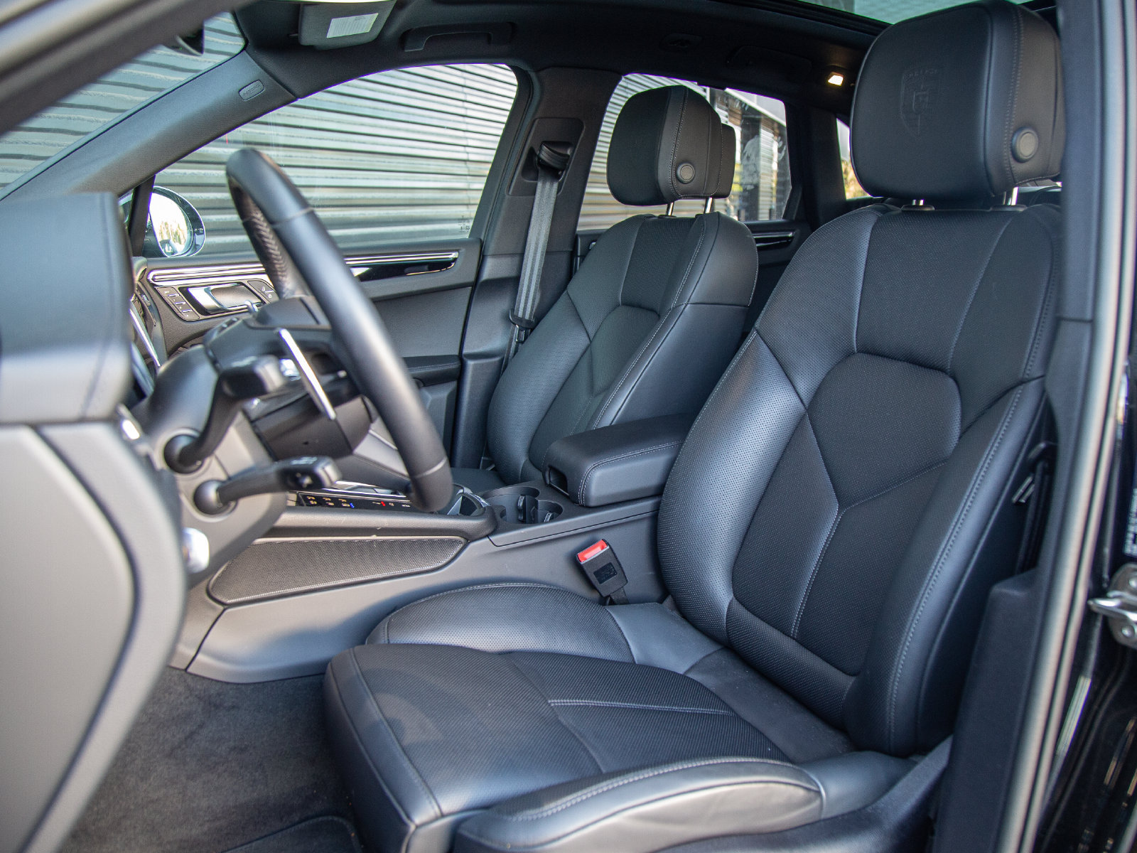 Certified 2026 Porsche Macan Turbo AWD/4WD image 4