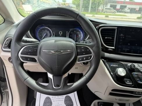 Used 2024 Chrysler Pacifica Touring-L FWD image 18