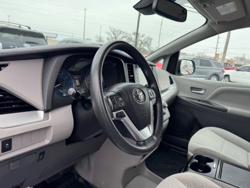 Used 2018 Toyota Sienna LE image 16
