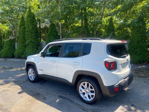 Used 2016 Jeep Renegade Latitude w/ Cold Weather Group FWD image 3