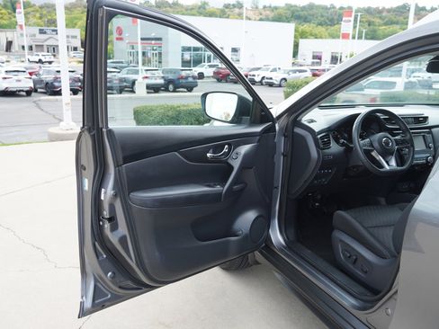 Used 2020 Nissan Rogue SV image 19