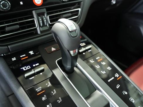 Certified 2025 Porsche Macan AWD/4WD image 24