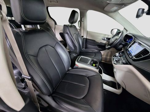 Used 2023 Chrysler Pacifica Touring-L FWD image 33