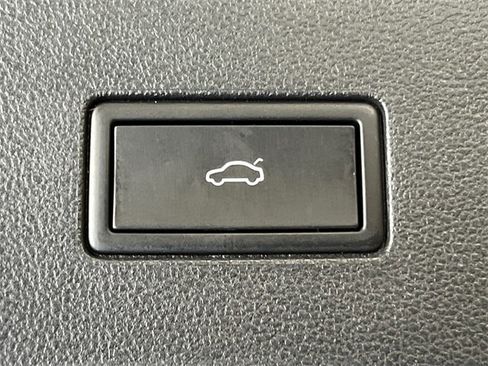 Certified 2025 Volkswagen Atlas SE image 6