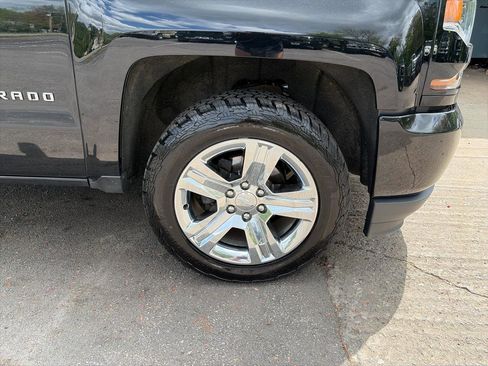 Used 2019 Chevrolet Silverado 1500 Custom w/ Custom Convenience Package AWD/4WD image 18